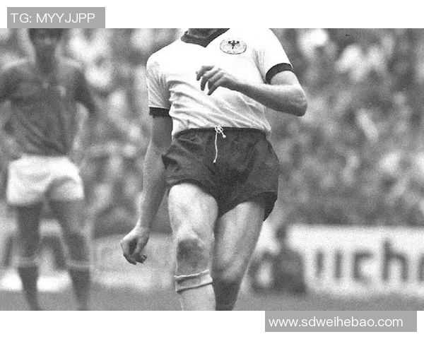 足球巨星头缠绷带奋勇拼搏展现不屈精神赢得全场掌声